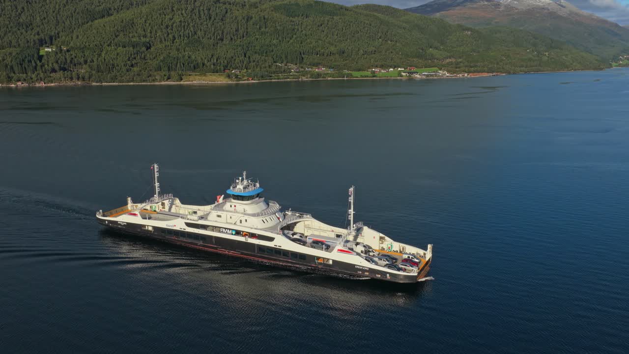 Ro-ro-færge sejler gennem en naturskøn norsk fjord med biler ombord