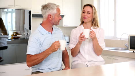 Glückliches-Paar-Trinkt-Zusammen-Kaffee