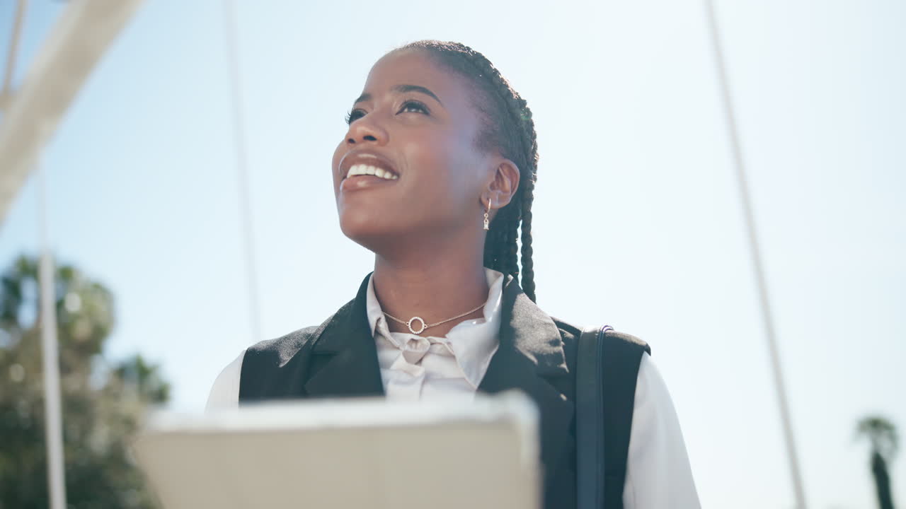 Empresaria usando una tableta