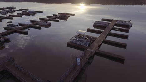 Tiro-Aéreo-De-Drones-Pasando-Por-Un-Puerto-En-Un-Embalse