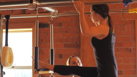 entrenadora ayudando a una mujer con el ejercicio