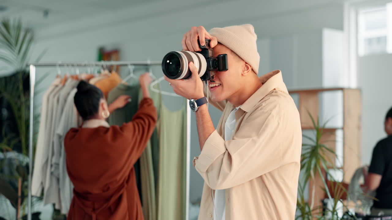 작업 중인 패션 사진작가