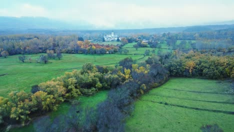 Malerische-Landschaft-Der-Stadt,-Umgeben-Von-Bunten-Herbstbäumen-An-Bewölkten-Tagen