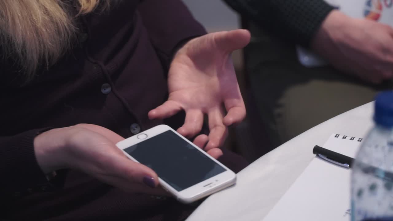 휴대 전화로 비즈니스 회의