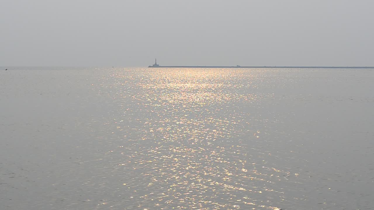 समुद्री परिदृश्य। सौर सड़क।