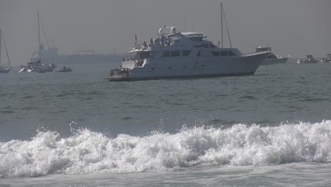 Las-Olas-Chocan-Contra-La-Playa-De-Arena