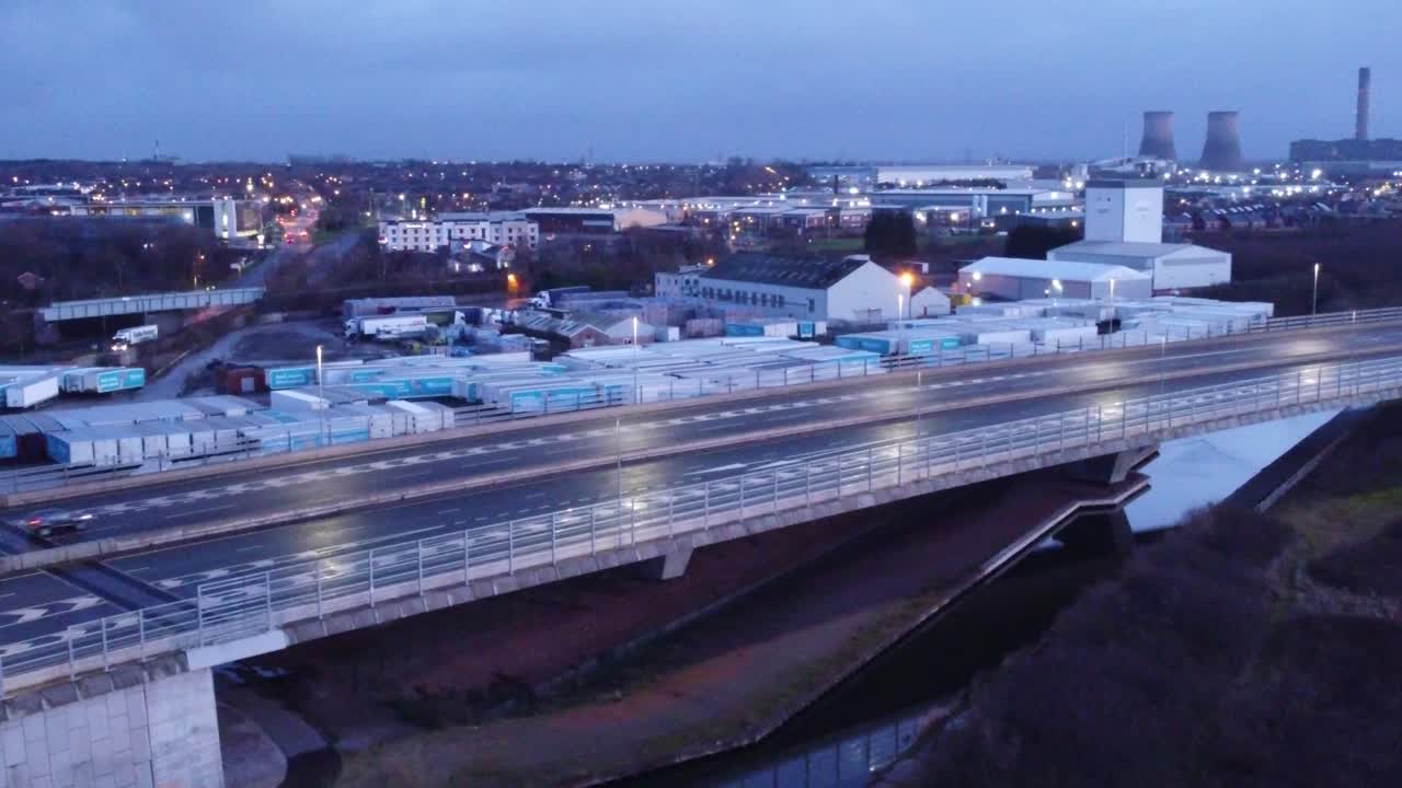 조감도 mersey 게이트웨이 조명이 켜진 고속도로 교량 육교 차선 이른 아침 일출 느린 궤도 오른쪽