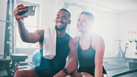 pareja de fitness tomando una selfie en el gimnasio