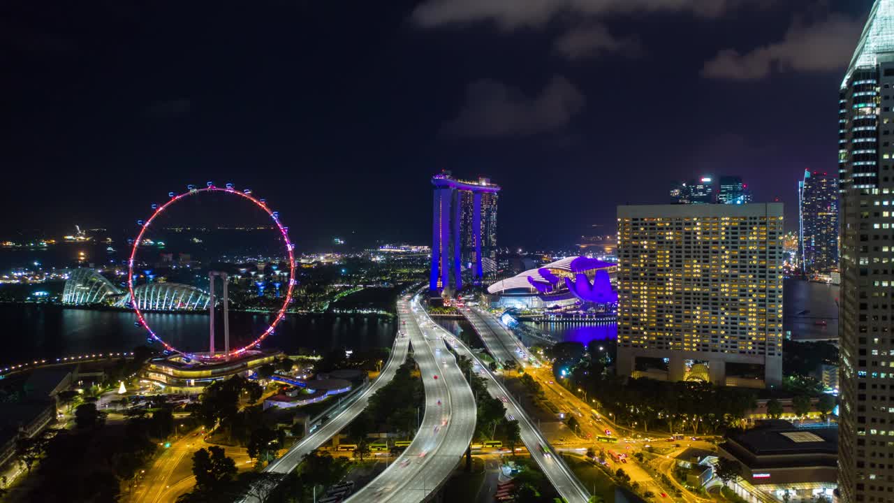 Gece Aydınlatması Singapur Şehir Manzarası Trafik Yollar El İlanı Havadan Panorama 4K Hızlandırılmış Çekim