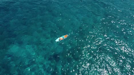 Durmiendo-En-La-Tabla-De-Surf-En-Medio-Del-Hermoso-Mar-En-Italia