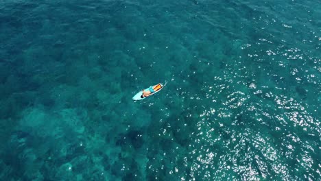 durmiendo en la tabla de surf en medio del hermoso mar en italia