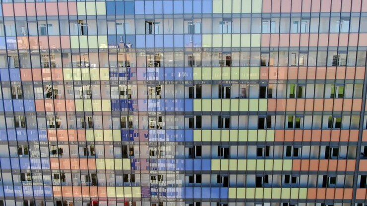 Facciata colorata di un palazzo a più piani