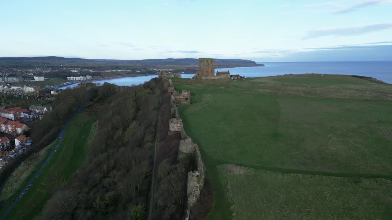 Droneoptagelse fremad af Scarborough slot under solnedgang i Scarborough, North Yorkshire, England