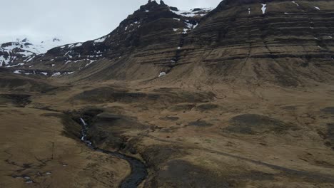 imágenes de drones aéreos del paisaje de islandia