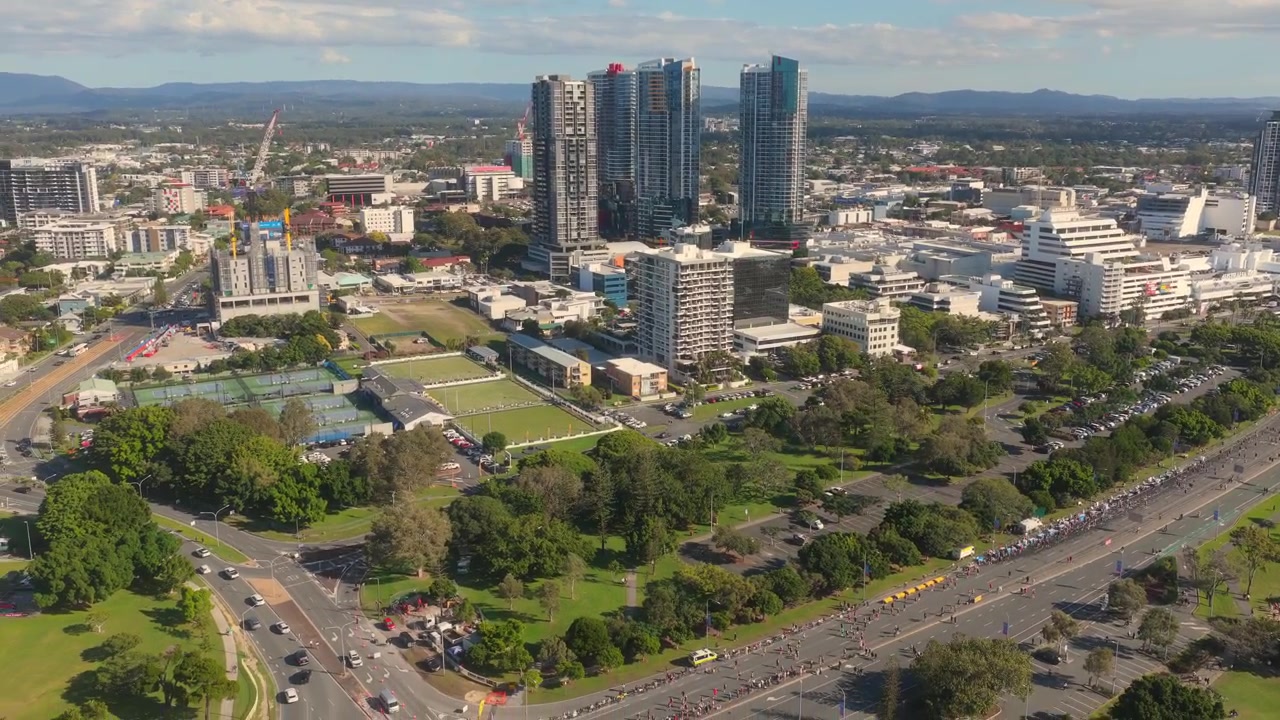 Horisontale luftoptagelser, der panorerer til venstre, mens de bevæger sig baglæns over Sundale Broen, Southport og Gold Coast Marathon, Queensland, Australien