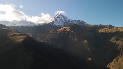 Drone-Vista-De-Montaña-Y-Majestuoso-Paisaje-En-Kazbegi,-Georgia