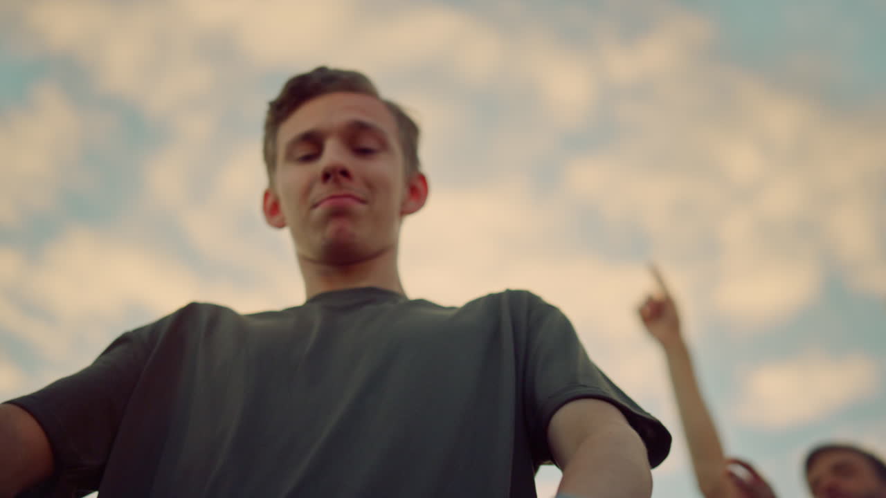 un joven quemando la pista de baile en una discoteca, una bailarina haciendo el tonto en una fiesta.