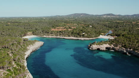 Vista-Aérea-De-La-Playa-De-S&#39;amarador-En-El-Parque-Natural-De-Mondragó-En-La-Isla-Balear-De-Mallorca,-España