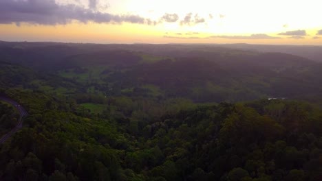 vista aérea de colinas de cuento de hadas en un valle de bosque tropical al atardecer