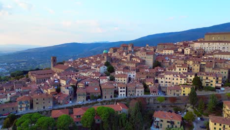 Cortona,-Italienisches-Mittelalterliches-Bergdorf-In-Der-Toskana