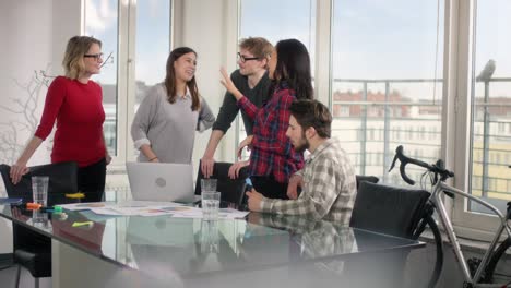 jóvenes empresarios cofundadores de la empresa dentro de la oficina