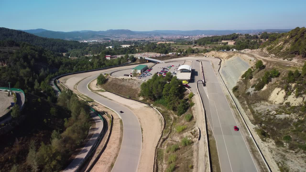 circuito de velocidad de castelloli en barcelona en un día soleado, mostrando pistas de carreras sinuosas, vista aérea