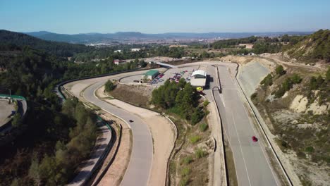 Circuito-De-Velocidad-Castelloli-En-Barcelona-En-Un-Día-Soleado,-Mostrando-Sinuosas-Pistas-De-Carreras,-Vista-Aérea