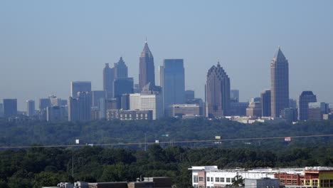 medium wide shot dag buitenkant van de skyline van atlanta georgia