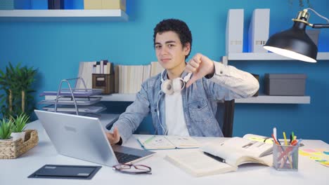 estudiante mirando a la cámara con asco mientras mira la computadora portátil hace un gesto negativo con su mano.