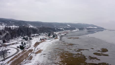 Luftaufnahme,-Die-Sich-Im-Winter-über-Dem-Sankt-Lorenz-Strom-In-Charlevoix-Bewegt