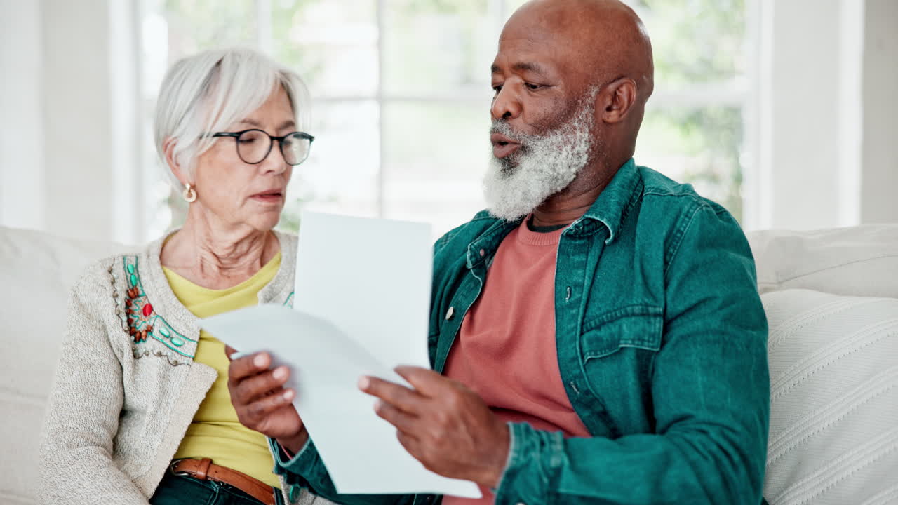 documentos, discusión y pareja de mayores