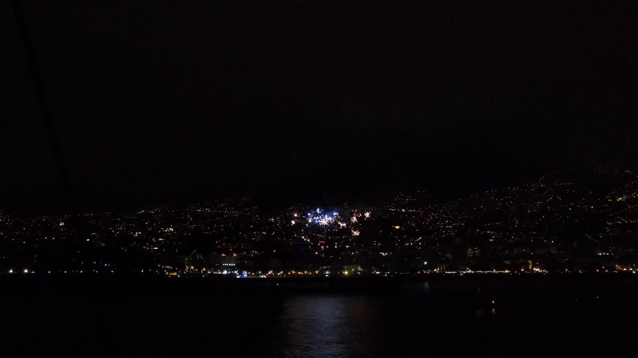 도시에서 야간 동안 불꽃의 공중 샷