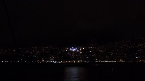 toma aérea de fuegos artificiales durante la noche en la ciudad