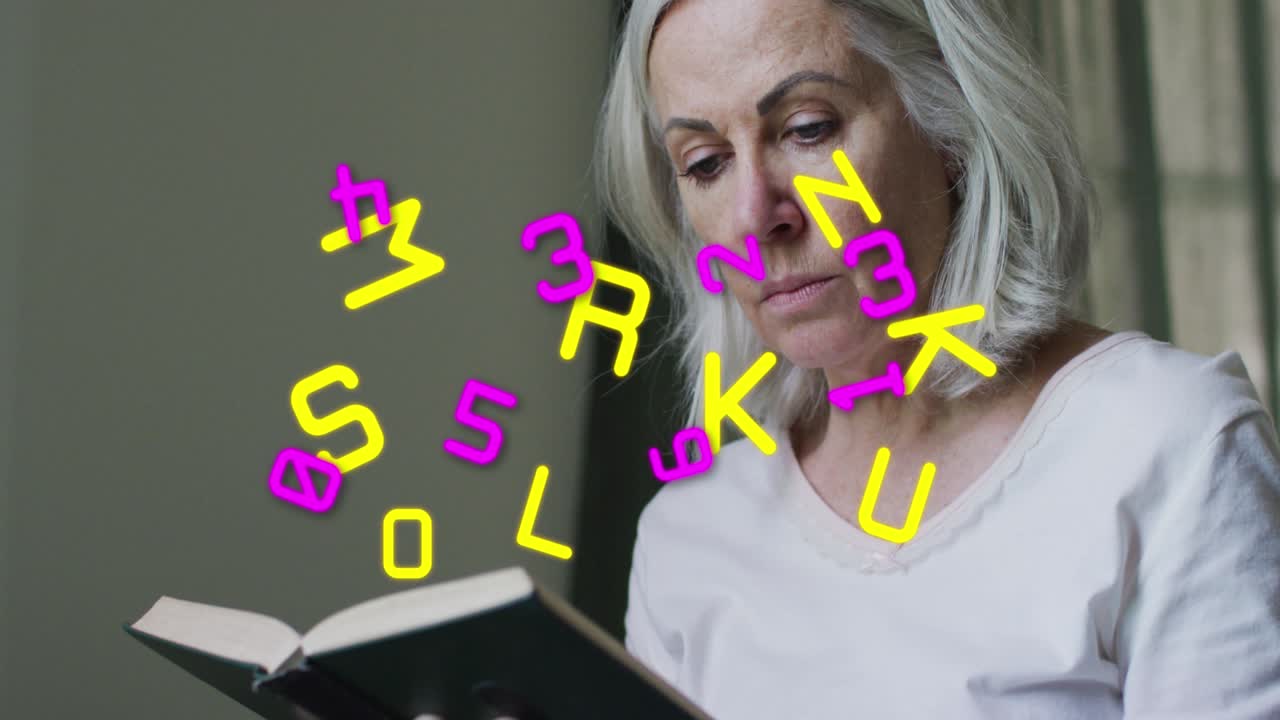 글자 와 숫자 의 애니메이션 이 배경 에 책 을 읽고 있는 고령 여성 을 바꾸고 있다