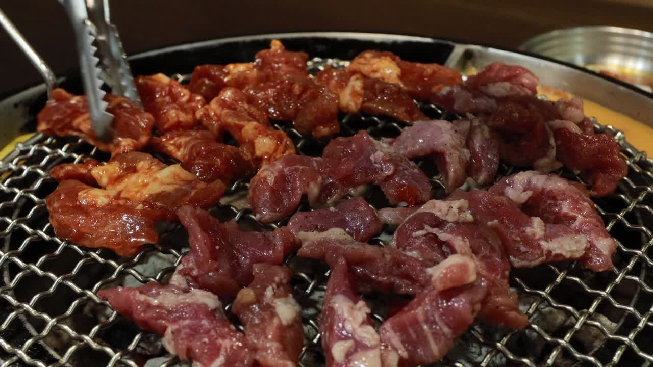 불 위에 돼지고기를 는 것