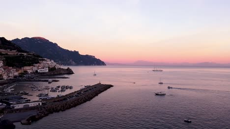 hermosa puesta de sol en la costa de amalfi