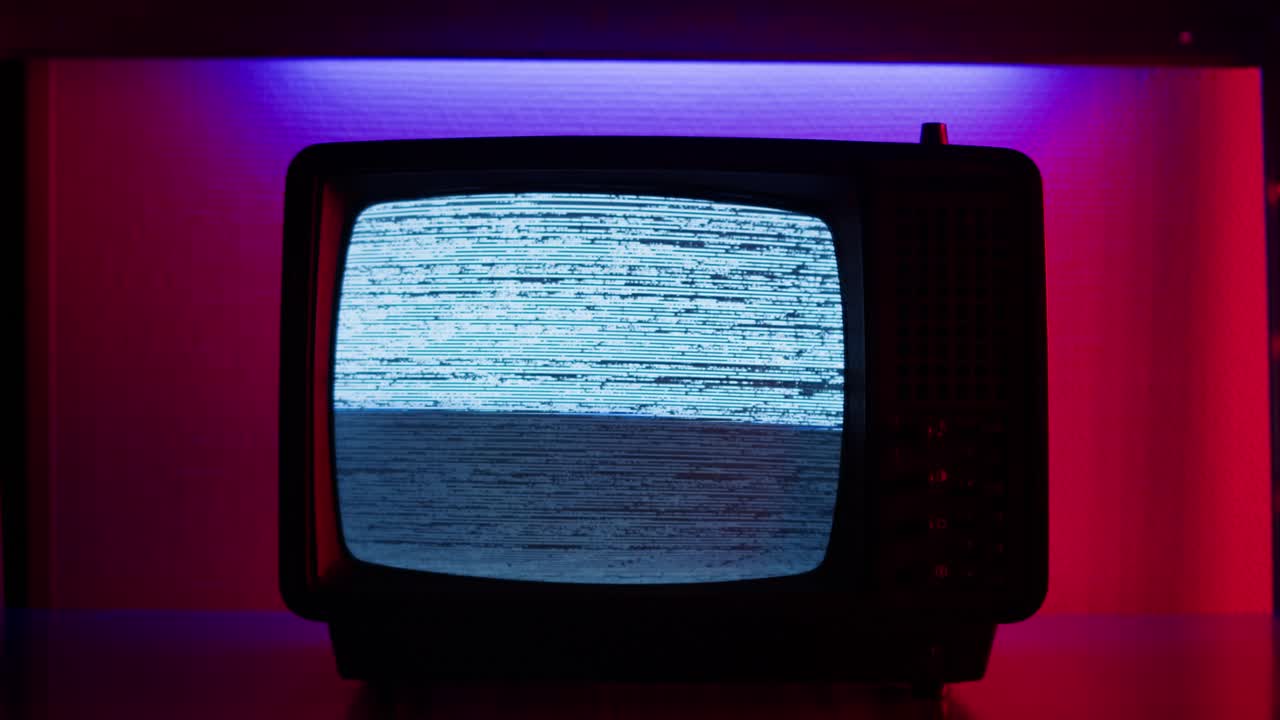 Una TV retrò che mostra la neve, creando un'atmosfera vintage nostalgica con tonalità blu e verdi