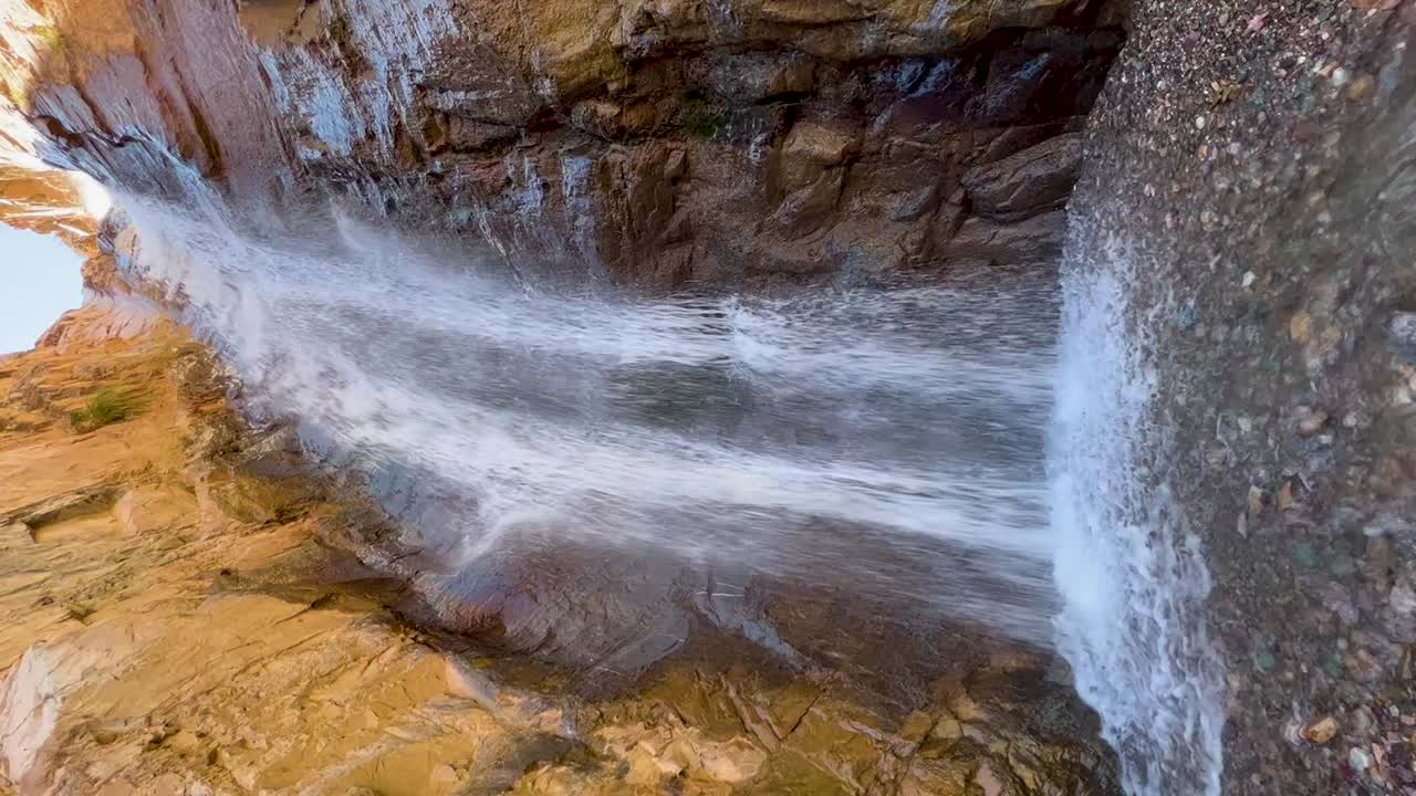 vista vertical de la majestuosa cascada de la garganta del diablo en argentina