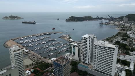 Drohnenansicht-über-Santa-Marta-Kolumbien,-Südamerikanische-Moderne-Stadt-Mit-Hügeln-Und-Skyline-Im-Hintergrund