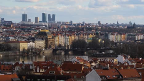 Puente-De-La-Legión-Sobre-El-Río-Vltava-Y-El-Teatro-Nacional-En-Praga,-República-Checa