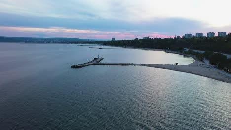 Puesta-De-Sol-Aérea-Sobre-La-Costa-De-La-Ciudad-De-Varna,-Bulgaria