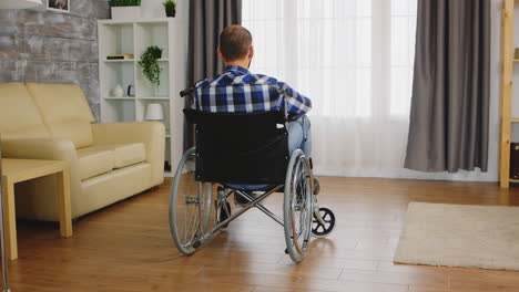 hombre con discapacidad
