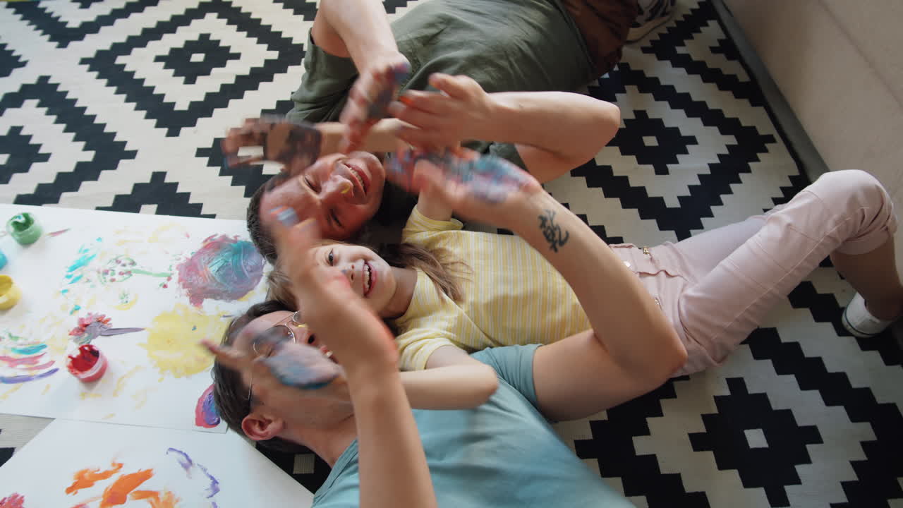 divertirse en el suelo.