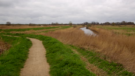 Weite-Landschaftsaufnahme-Des-Entwässerungsgrabens-Neben-Dem-Fluss-Bure