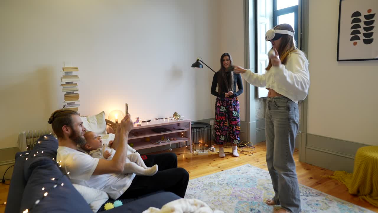 familia disfrutando de entretenimiento en casa