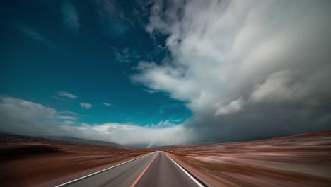 conduzca rápido por la estrecha carretera a través de la tundra árida