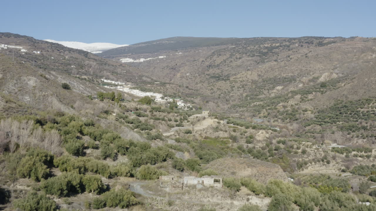 красивый зеленый и коричневый склон горы с кустами и голубым небом над головой