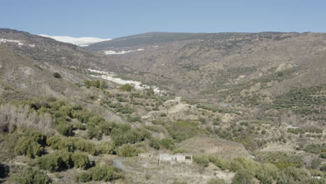 hermosa montaña verde y marrón con arbustos y cielo azul arriba