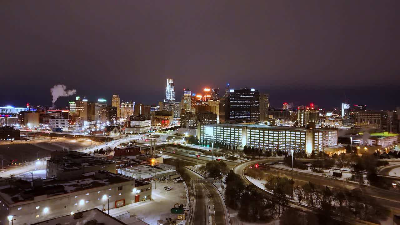 Skyline del centro di Detroit, Michigan, che illumina la città durante una notte invernale, in vista aerea.