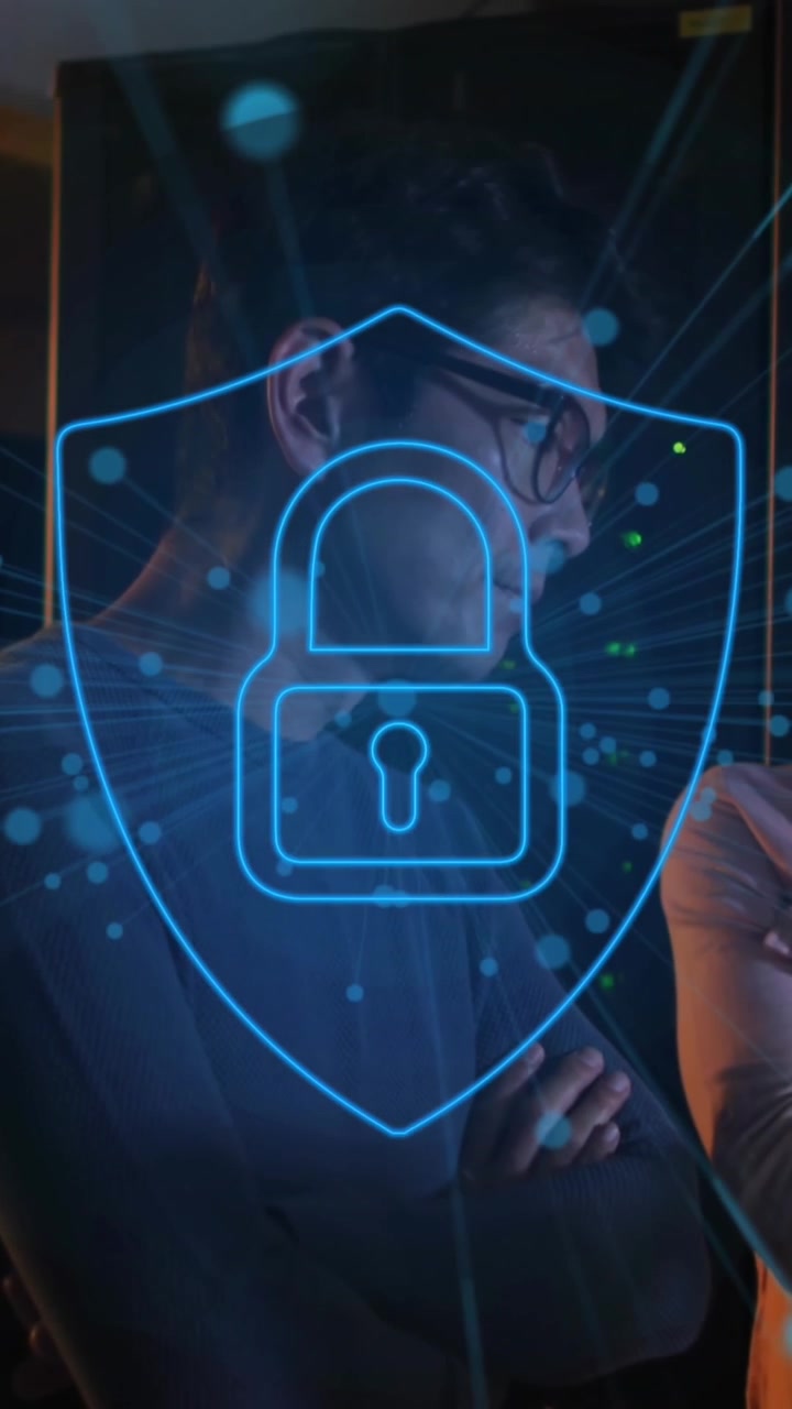 Animazione di icona lucchetto di sicurezza sullo sfondo di diversi ingegneri e ingegnere che lavorano in una sala server